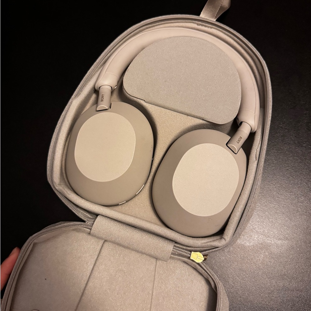 Sony xm5 headphone